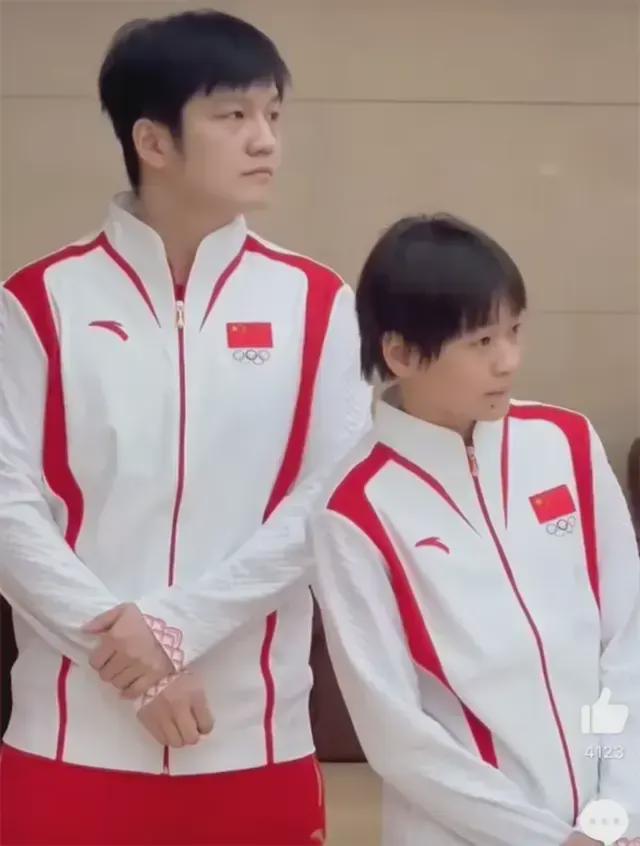 可喜可贺！奥运表彰大会樊振东发型超酷全红婵高跟鞋要掉了！(图2)