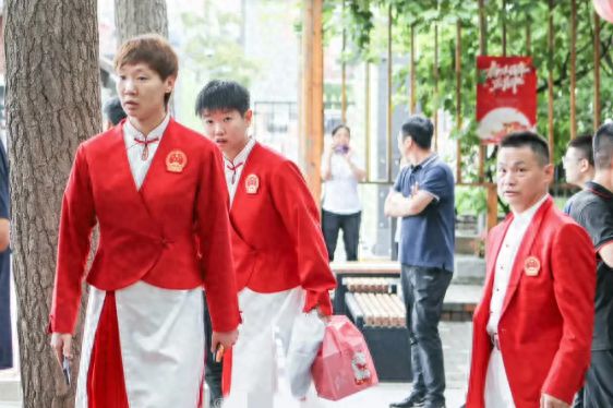 可喜可贺！奥运表彰大会樊振东发型超酷全红婵高跟鞋要掉了！(图1)