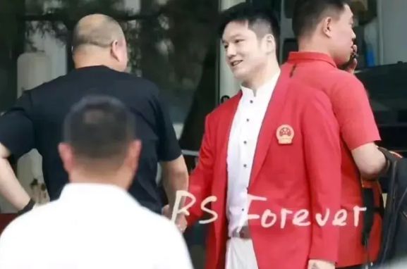 可喜可贺！奥运表彰大会樊振东发型超酷全红婵高跟鞋要掉了！(图9)