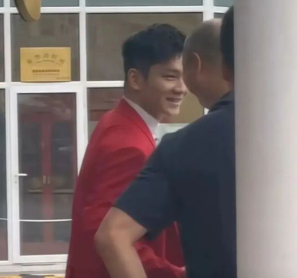 可喜可贺！奥运表彰大会樊振东发型超酷全红婵高跟鞋要掉了！(图10)