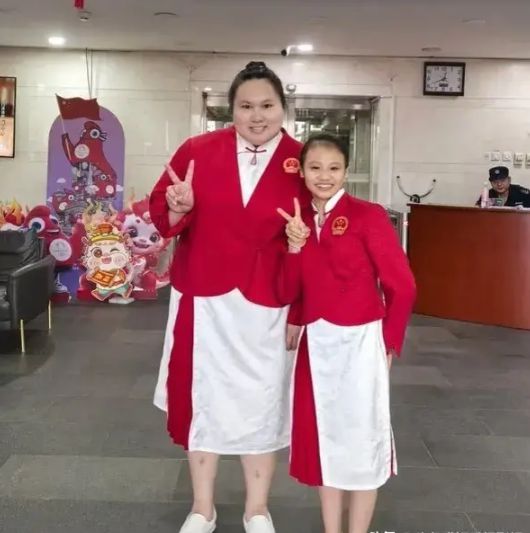 可喜可贺！奥运表彰大会樊振东发型超酷全红婵高跟鞋要掉了！(图8)