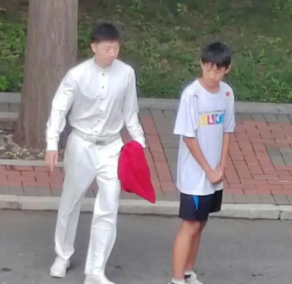 可喜可贺！奥运表彰大会樊振东发型超酷全红婵高跟鞋要掉了！(图5)