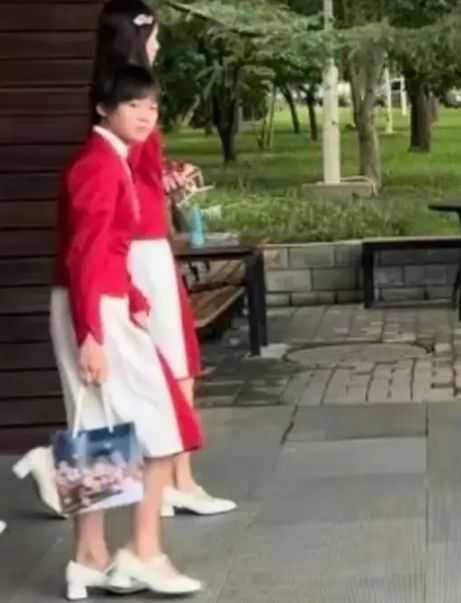 可喜可贺！奥运表彰大会樊振东发型超酷全红婵高跟鞋要掉了！(图15)