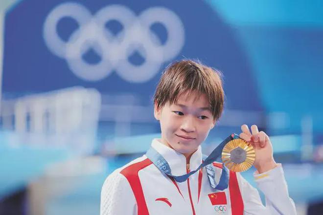 可喜可贺！奥运表彰大会樊振东发型超酷全红婵高跟鞋要掉了！(图16)