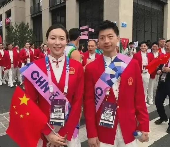 可喜可贺！奥运表彰大会樊振东发型超酷全红婵高跟鞋要掉了！(图19)