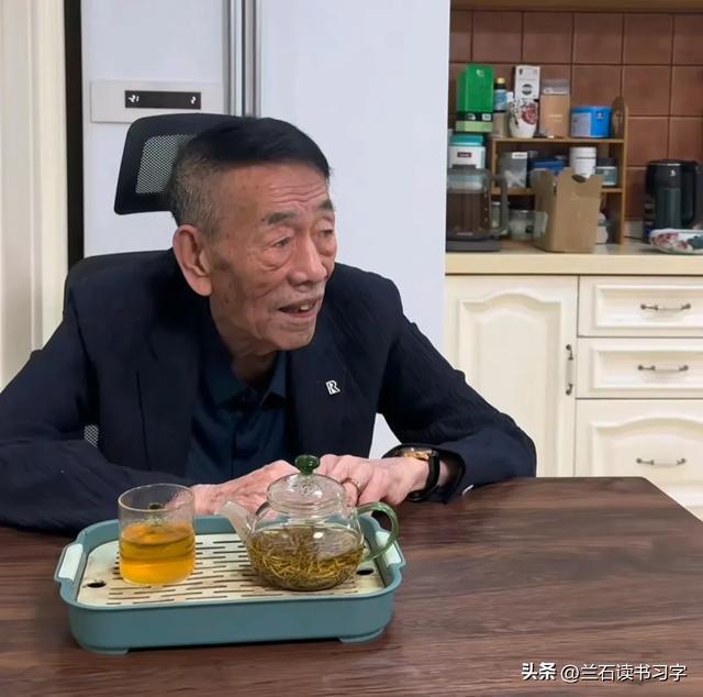 尊龙凯时网站：杨少华、杨伦父子拍回应梦真：明天咱俩一块给老五搬家去(图1)