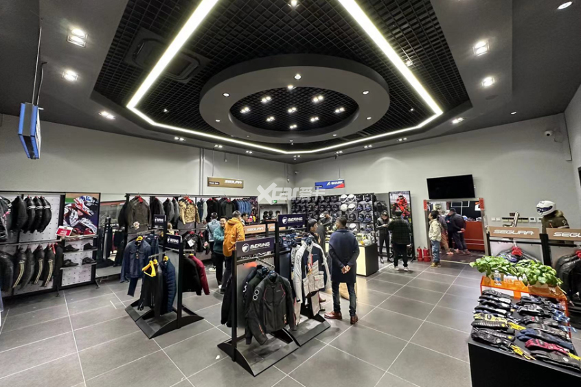 骐翼用品发布2024款SHARK头盔998元起(图2)