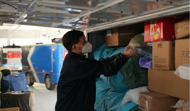 快递公司三季度营收增速加快双11旺季快递员忙加班(图1)