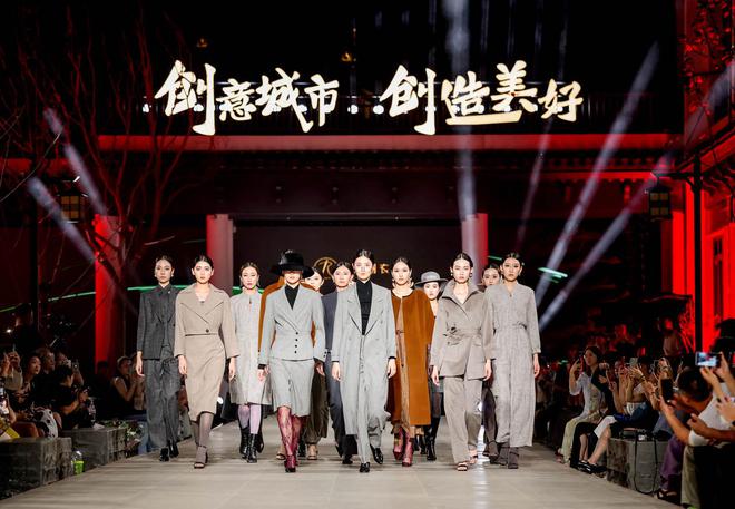 20位模特“秀”了80套衣服第二届台州·滨江时装秀开幕(图1)