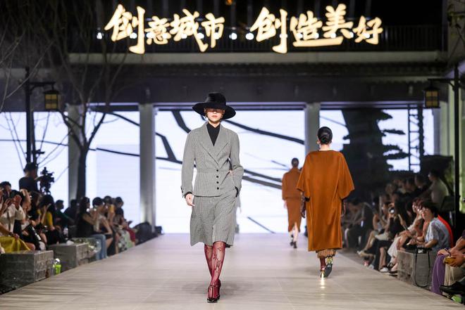 20位模特“秀”了80套衣服第二届台州·滨江时装秀开幕(图2)