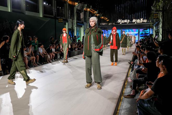 20位模特“秀”了80套衣服第二届台州·滨江时装秀开幕(图3)