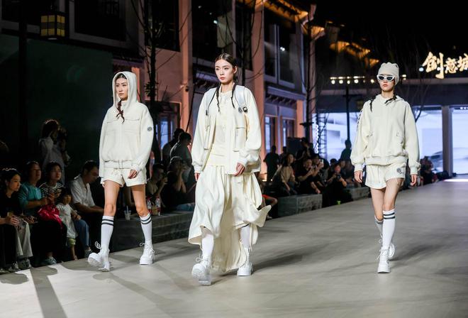 20位模特“秀”了80套衣服第二届台州·滨江时装秀开幕(图4)