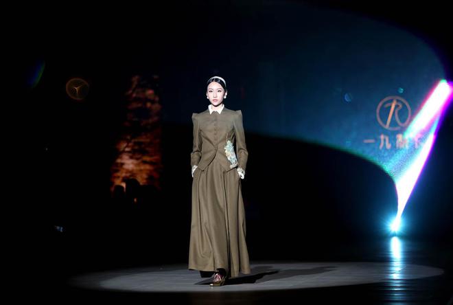 20位模特“秀”了80套衣服第二届台州·滨江时装秀开幕(图5)