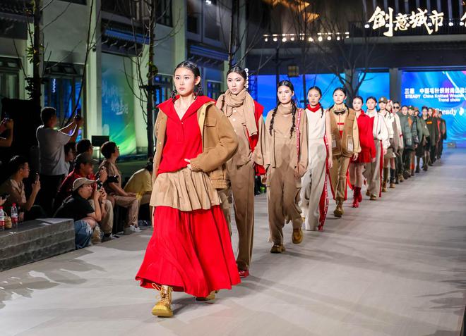 20位模特“秀”了80套衣服第二届台州·滨江时装秀开幕(图6)