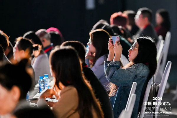 尊龙凯时网站：“向新聚力质赢未来”2024中国服装论坛高精尖创新大会在于都召开(图18)