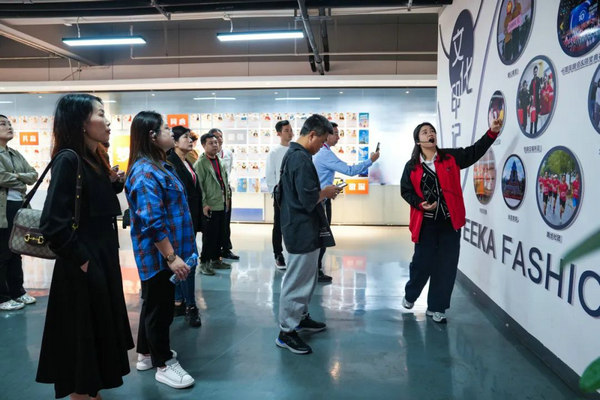 尊龙凯时网站：“向新聚力质赢未来”2024中国服装论坛高精尖创新大会在于都召开(图29)