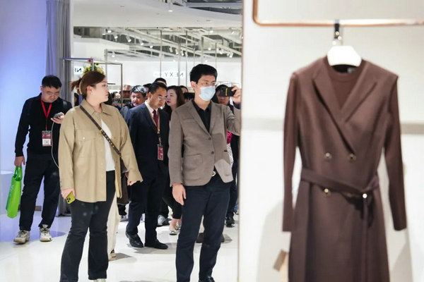 尊龙凯时网站：“向新聚力质赢未来”2024中国服装论坛高精尖创新大会在于都召开(图28)