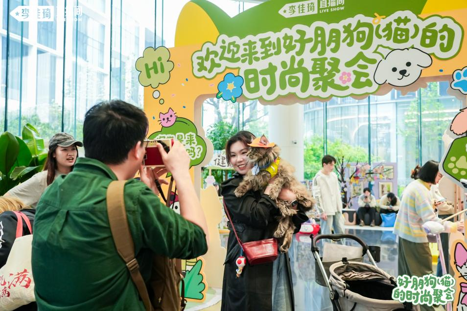 尊龙凯时网站：美腕打造宠物友好直播间：从选品策略传递科学养宠理念(图2)