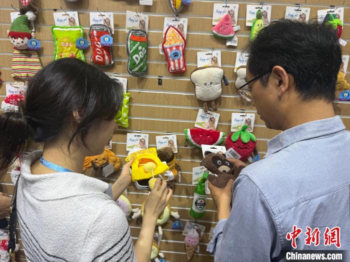 智能环保化宠物用品走俏(图1)