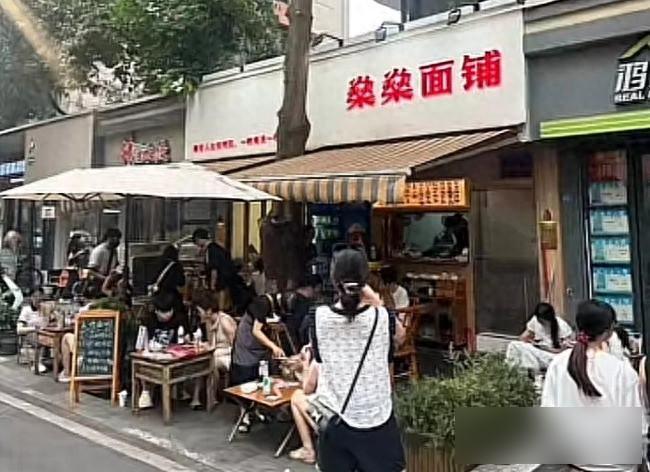 赵露思直播带火小面馆公司冷血压榨网友：这矛盾太离谱！(图1)
