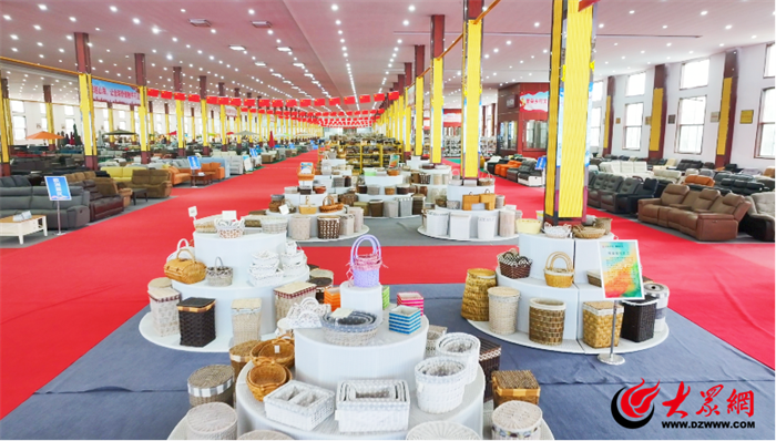 z6尊龙·凯时：府东街丨曹县木制品“出海记”：一棵树的全球旅程一个小城的产业突围_要闻_大众网(图1)