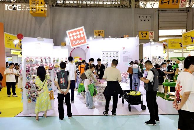 穿潮牌、用联名……宠博会揭秘：养宠人钱都花哪了？(图6)