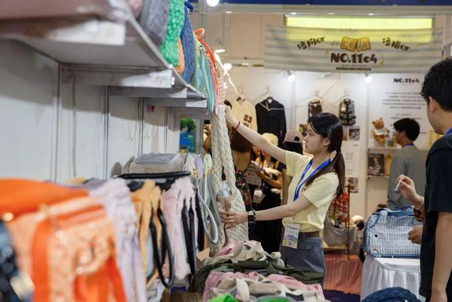 穿潮牌、用联名……宠博会揭秘：养宠人钱都花哪了？(图3)