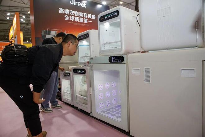 穿潮牌、用联名……宠博会揭秘：养宠人钱都花哪了？(图5)