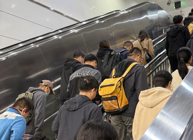 “土气”冲锋衣凭什么成为“北京市服”？(图2)