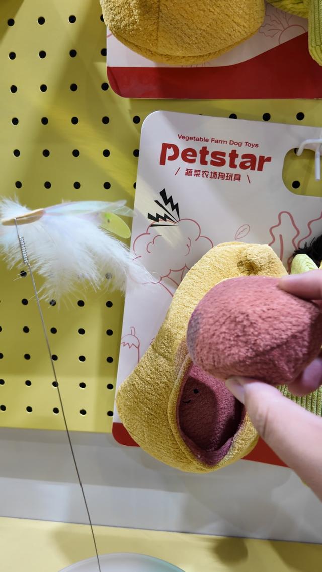 尊龙凯时网站：宠物茶歇、65克宠物登山胸背用品追求“情绪价值”了！进博会首现产业展台链接全球“它经济”丨Hi进博(图1)