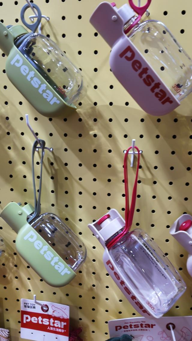 尊龙凯时网站：宠物茶歇、65克宠物登山胸背用品追求“情绪价值”了！进博会首现产业展台链接全球“它经济”丨Hi进博(图3)