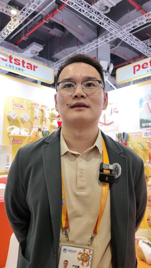 尊龙凯时网站：宠物茶歇、65克宠物登山胸背用品追求“情绪价值”了！进博会首现产业展台链接全球“它经济”丨Hi进博(图6)