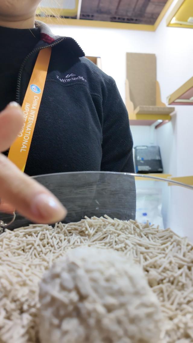 尊龙凯时网站：宠物茶歇、65克宠物登山胸背用品追求“情绪价值”了！进博会首现产业展台链接全球“它经济”丨Hi进博(图7)