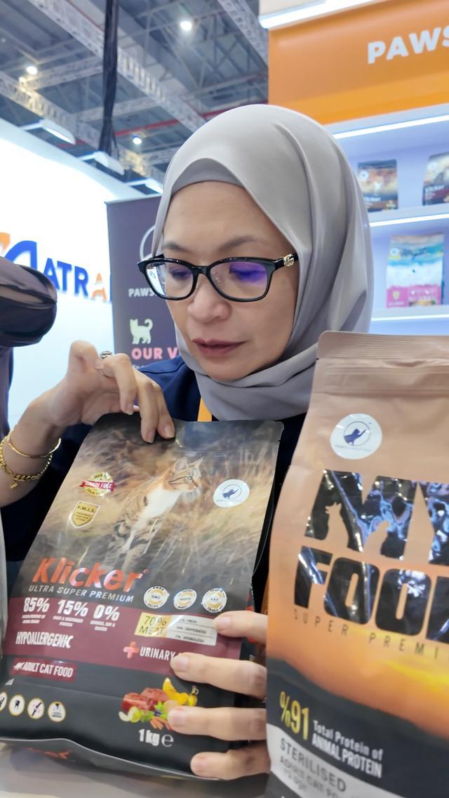 尊龙凯时网站：宠物茶歇、65克宠物登山胸背用品追求“情绪价值”了！进博会首现产业展台链接全球“它经济”丨Hi进博(图8)