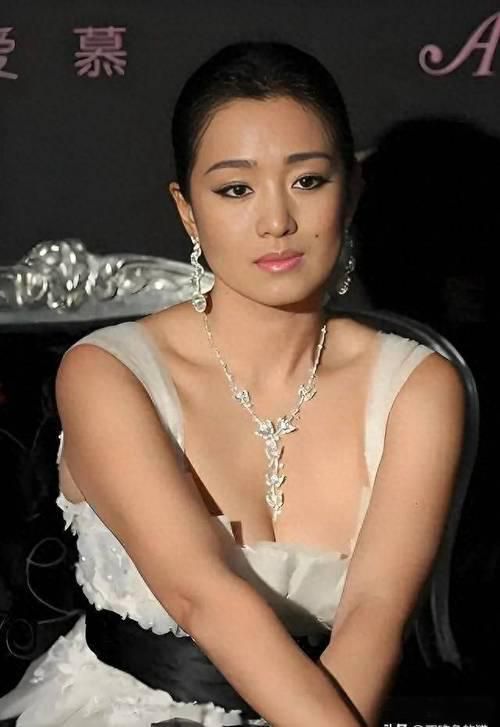 尊龙凯时网站：巩俐：墨绿丝绒裙稳站C位手握双奢代言这才是顶流天花板(图1)