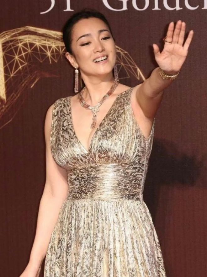 尊龙凯时网站：巩俐：墨绿丝绒裙稳站C位手握双奢代言这才是顶流天花板(图2)