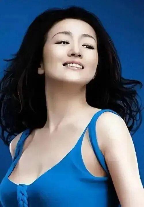 尊龙凯时网站：巩俐：墨绿丝绒裙稳站C位手握双奢代言这才是顶流天花板(图3)