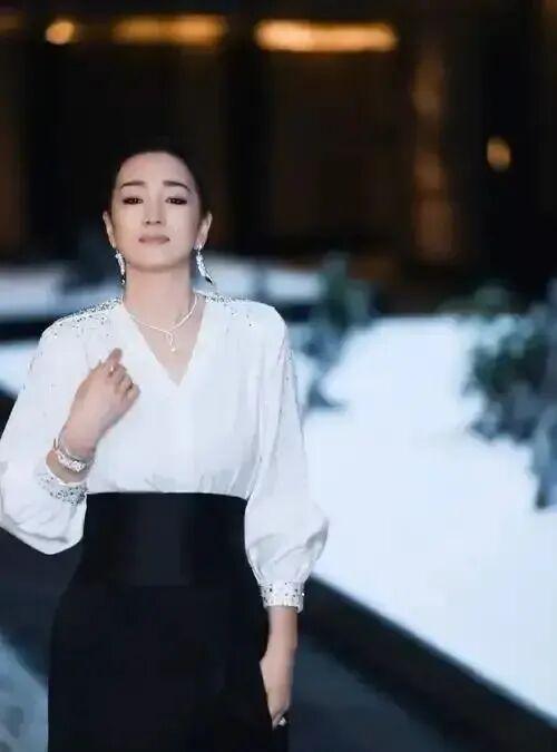 尊龙凯时网站：巩俐：墨绿丝绒裙稳站C位手握双奢代言这才是顶流天花板(图5)