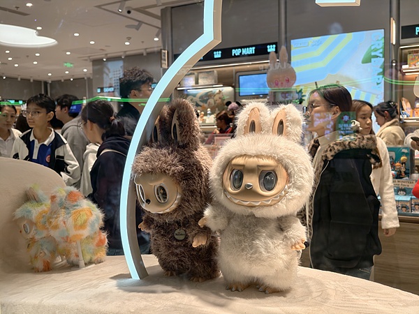 尊龙凯时网站：中国蓝观察丨“爱你老己”走红情绪消费撑起万亿蓝海(图3)