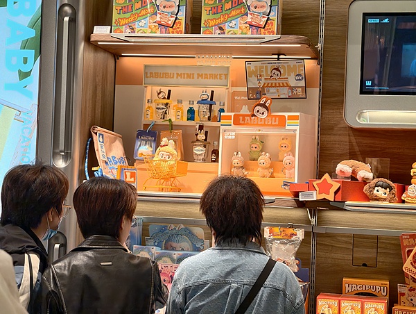 尊龙凯时网站：中国蓝观察丨“爱你老己”走红情绪消费撑起万亿蓝海(图2)