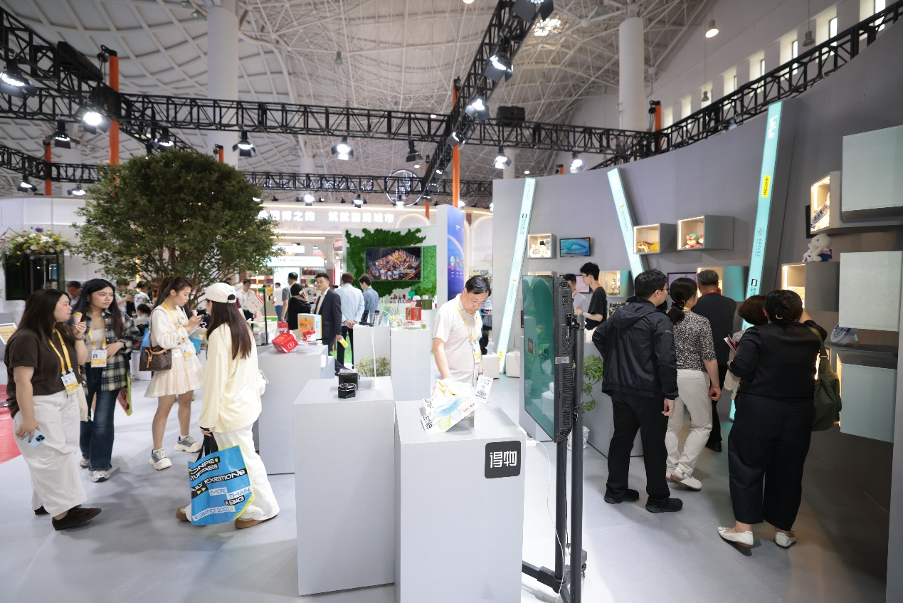 得物App亮相第六届消博会：每天4个好物首发即售罄、鉴别服务超137亿次(图1)